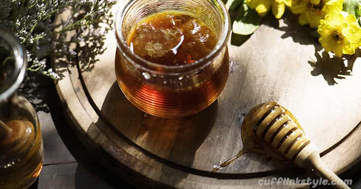 น้ำผึ้งมานูก้า เป็นน้ำผึ้งสีเข้มที่มีถิ่นกำเนิดในนิวซีแลนด์ ทำโดยผึ้งที่ผสมเกสรดอกไม้เลปโตสเปิร์มสโคปาเรียมหรือที่รู้จักกันในชื่อพุ่มไม้มานูกา