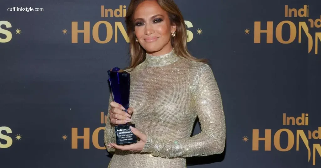 Jennifer Lopez ศิลปินและนักแสดงชื่อดังที่เป็นที่รู้จักในฐานะไอคอนแห่งวงการบันเทิงและแฟชั่น ได้สร้างความสนใจอีกครั้งด้วยการเลือกใช้ทรง