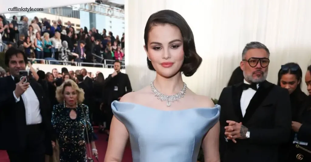 Selena Gomez สวมบทบาทเป็นซินเดอเรลล่า ด้วยลุคสุดตระการตาที่ได้รับแรงบันดาลใจจากยุค 1950s และตัวละครซินเดอเรลลา ซึ่งสร้างความตื่น