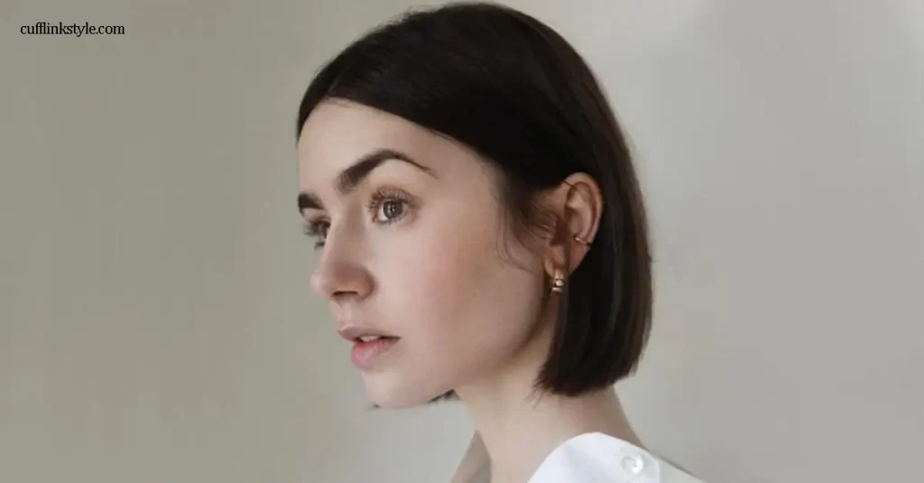 Lily Collins ลิลี่ คอลลินส์ นักแสดงสาวมากความสามารถที่เป็นที่รู้จักจากบทบาทในซีรีส์ยอดนิยม Emily in Paris และภาพยนตร์อย่าง Mirror Mirror