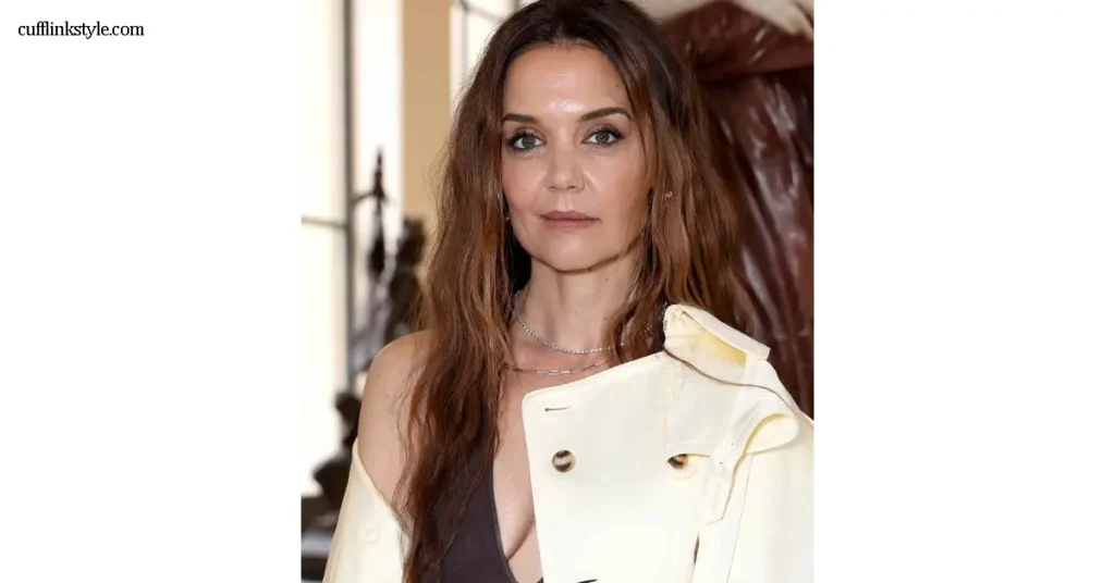Katie Holmes ได้สร้างกระแสให้กับเทรนด์ทรงผมต้อนรับฤดูใบไม้ผลิด้วยลุคผมยาวสลวยเป็นลอนที่ดูเป็นธรรมชาติและมีเสน่ห์ ลุคของเธอได้รับ