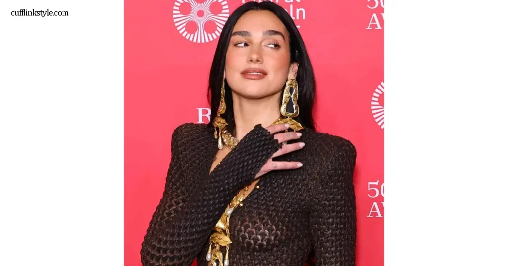 เล็บเจลใสสไตล์ Dua Lipa ศิลปินป๊อประดับโลกผู้เป็นที่รู้จักจากเสียงร้องอันทรงพลังและสไตล์แฟชั่นสุดล้ำ ได้สร้างกระแสใหม่ในวงการ