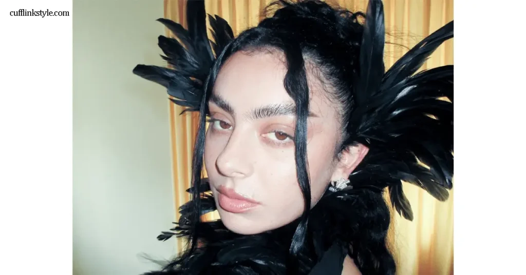 ทรงผมแนว Dark Romance ของนักร้องสาว Charli XCX ที่สร้างแรงบันดาลใจให้ผู้คนอยากลุกขึ้นมาเปลี่ยนลุคของตัวเองในสไตล์ที่ทั้งหรูหรา ลึกลับ