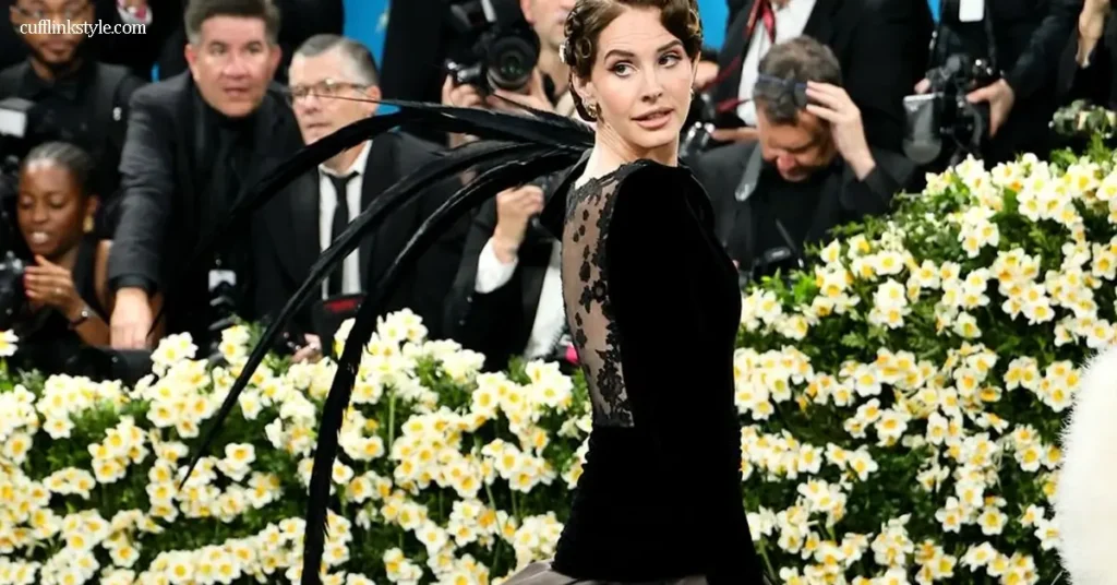 Lana Del Rey ดึงดูดสายตาจากผู้ร่วมงานและผู้ชมทั่วโลก ไม่ใช่เพียงเพราะชุดที่เธอสวมใส่ซึ่งได้รับแรงบันดาลใจจากความลึกลับในศตวรรษที่