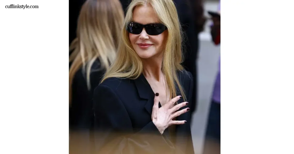 เล็บโทนเข้มของ Nicole Kidman ในขณะที่เทรนด์เล็บฤดูร้อนมักเต็มไปด้วยเฉดสีสดใสและพาสเทลที่ให้ความรู้สึกเบิกบาน Nicole กลับเลือกเส้นทาง