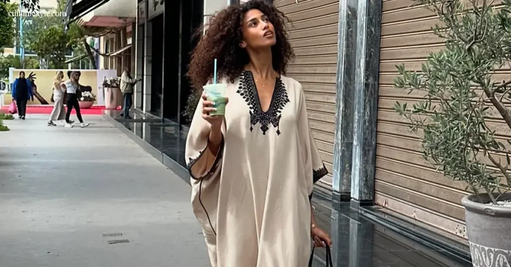 สไตล์คลาสสิกที่กลับมาเปล่งประกาย ฤดูร้อนปีนี้ “คาฟตัน” (Caftan) กลับมาเป็นดาวเด่นของวงการแฟชั่นอีกครั้ง ด้วยซิลูเอตอันพลิ้วไหว เบาสบาย