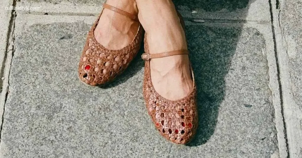 รองเท้าถักครองรันเวย์ฤดูร้อน ฤดูร้อนปีนี้ รองเท้าถัก (Woven Shoes) กลายเป็นไอเท็มสุดฮอตที่มาแรงทั้งบนรันเวย์และท้องถนน ตั้งแต่แบรนด์